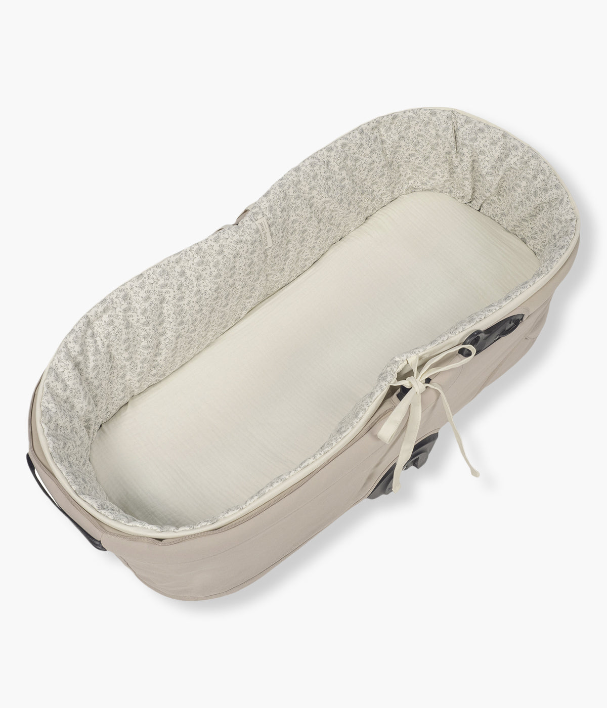 Forra para alcofa Walking Mum Gala Mint pérola com delicado padrão ramos verde, 100% algodão. Desenhado para proporcionar ao bebé o máximo conforto e elegância, este conjunto é composto por uma forra com varas e um lençol tecido musselina ajustável de toque suave e respirável, ideal para a pele delicada do recém-nascido.