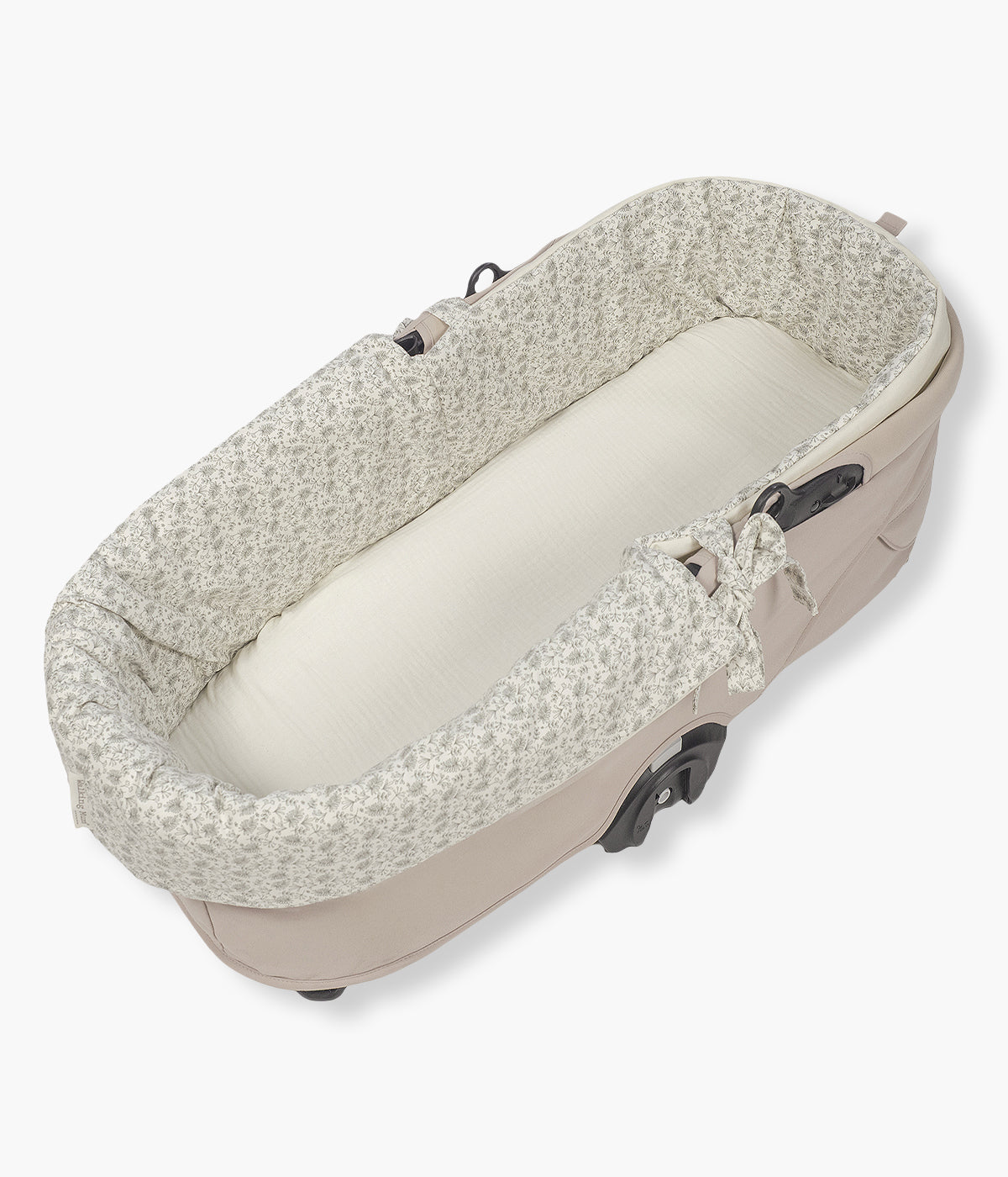 Forra para alcofa Walking Mum Gala Mint pérola com delicado padrão ramos verde-menta, 100% algodão. Desenhado para proporcionar ao bebé o máximo conforto e elegância, este conjunto é composto por uma forra com elásticos e um lençol tecido musselina ajustável de toque suave e respirável, ideal para a pele delicada do recém-nascido.