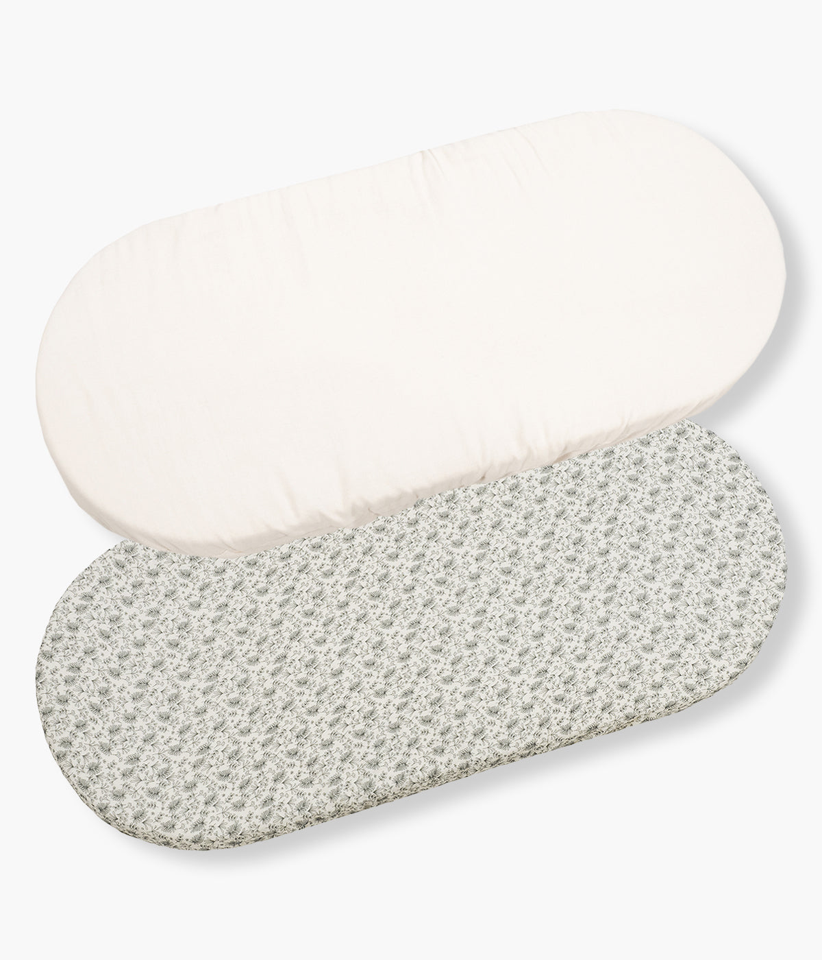 Pack de 2 forras em algodão Walking Mum Gala Mint para bebé e recém-nascido(a). Pensado para garantir o máximo conforto e suavidade à bebé desde o primeiro dia, este pack inclui duas forras ajustáveis para alcofa ou moisés, uma pérola lisa e outra com um delicado padrão ramos verde-menta.