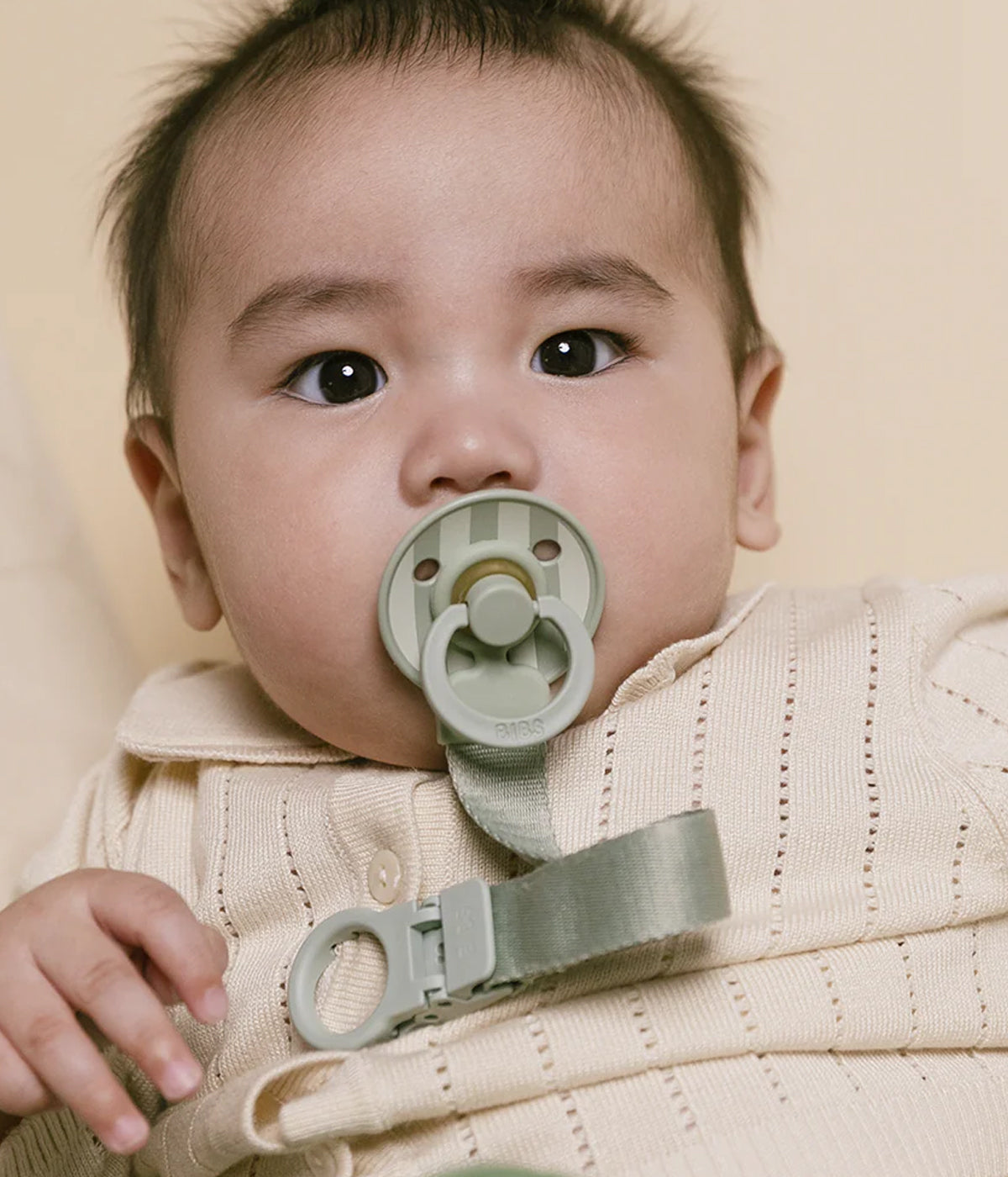 Pack de 2 chupetas Bibs Colour e 1 prende-chupetas Bibs Loop, ambos na cor verde (sage). Pensado especialmente para recém-nascidos, este pack reúne dois essenciais indispensáveis: chupetas com tetina redonda em látex natural e um prende-chupetas funcional que evita quedas e perdas.