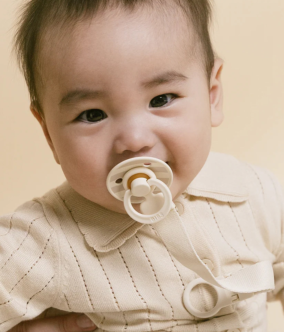 Pack de 2 chupetas Bibs Colour e 1 prende-chupetas Bibs Loop, ambos na cor marfim (ivory). Pensado especialmente para recém-nascidos, este pack reúne dois essenciais indispensáveis: chupetas Colour com tetina redonda em látex natural e um prende-chupetas funcional que evita quedas e perdas.