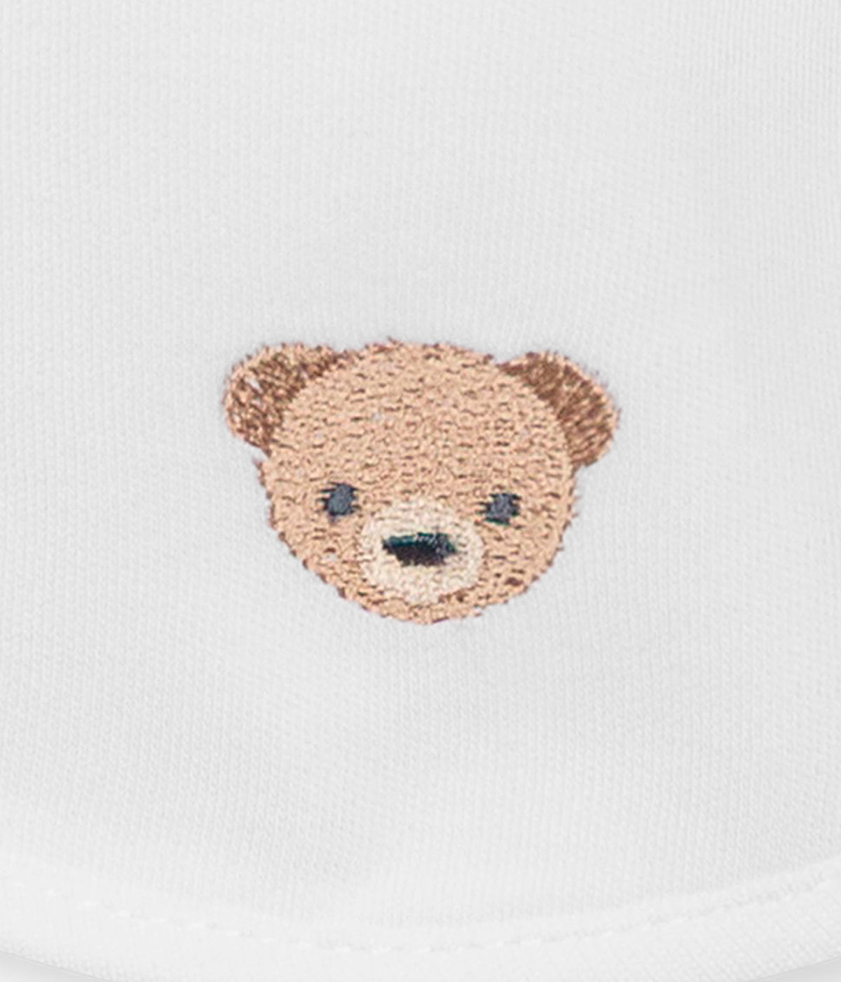 Vista de frente da babete impermeável branca da Baby Gi para bebé e recém-nascido(a), 100% algodão. Elegante babete de formato retangular com urso bordado em castanho na frente.