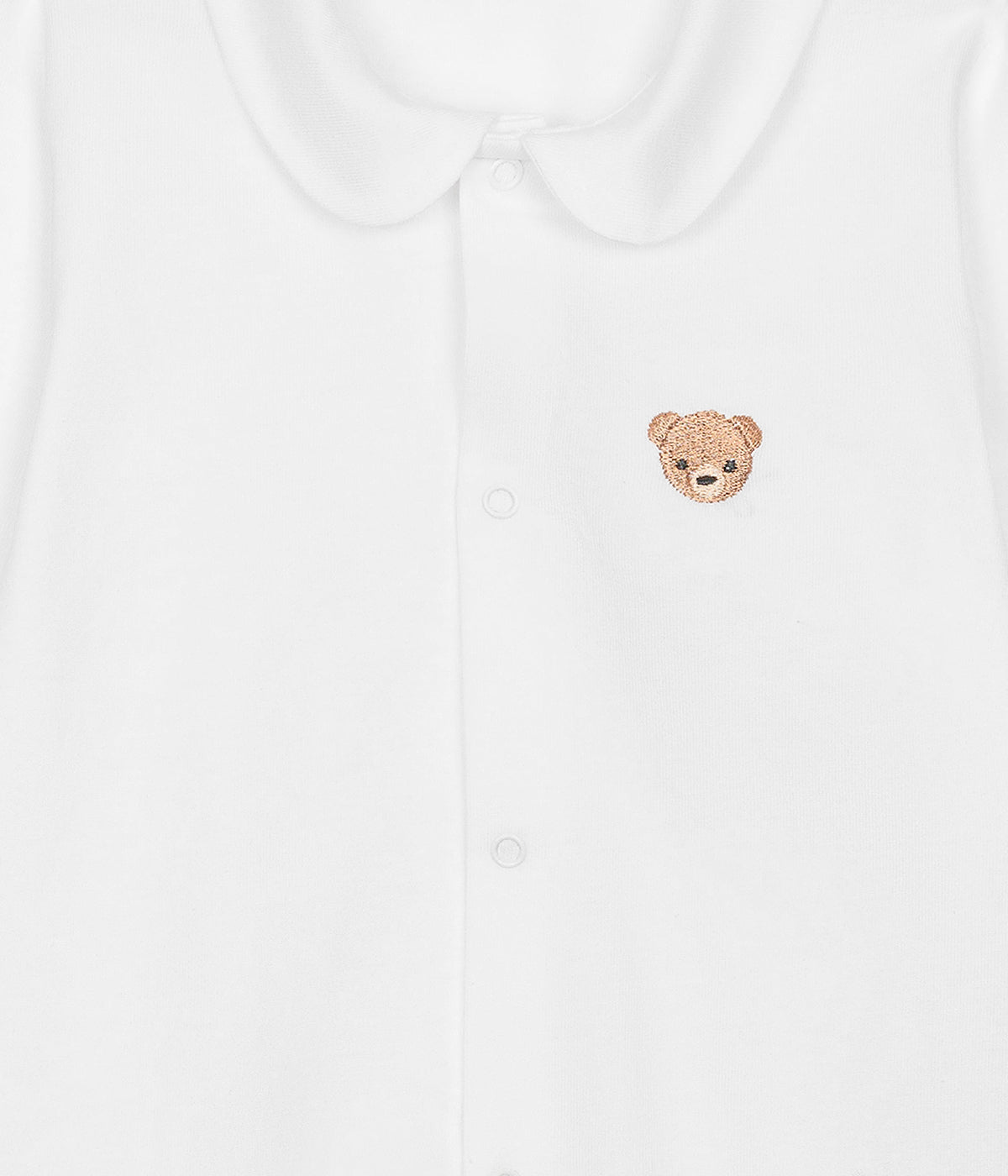 Vista aproximada do babygrow em algodão branco da Baby Gi para bebé e recém-nascido(a). Gola redonda cortada e urso bordado em castanho no peito. Abertura com molas de pressão na frente e entrepernas.
