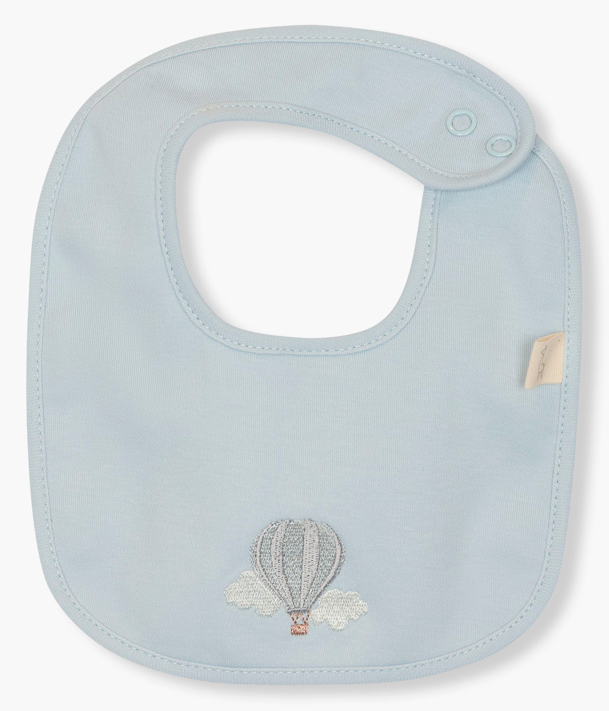 Vista de frente da babete impermeável azul da Baby Gi para bebé e recém-nascido(a), 100% algodão. Elegante babete de formato retangular com balão ar quente bordado na frente.