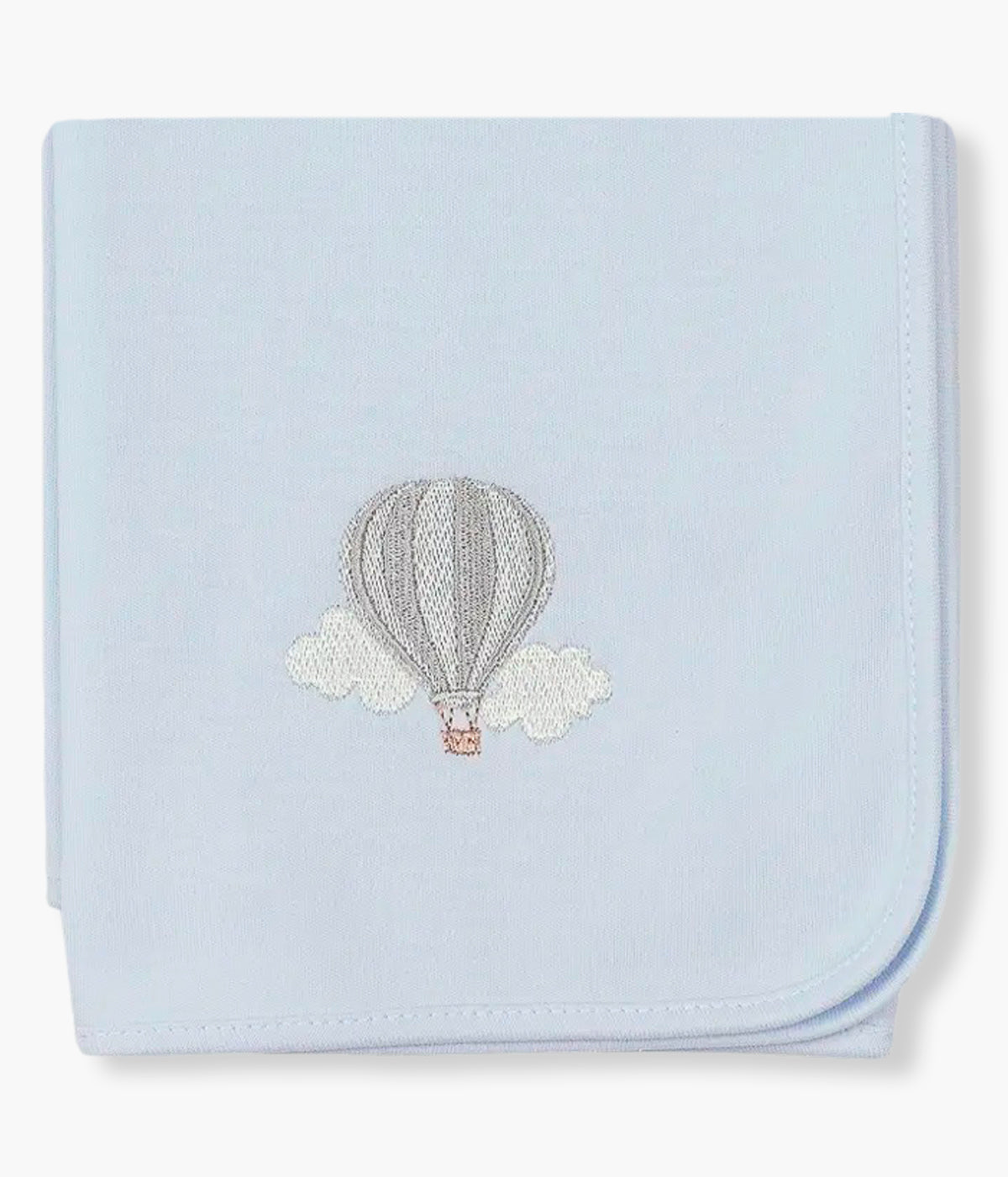 Vista dobrada da fralda azul pastel da Baby Gi para bebé menino e recém-nascido, 100% algodão. Delicada fralda com balão de ar quente bordado no canto.