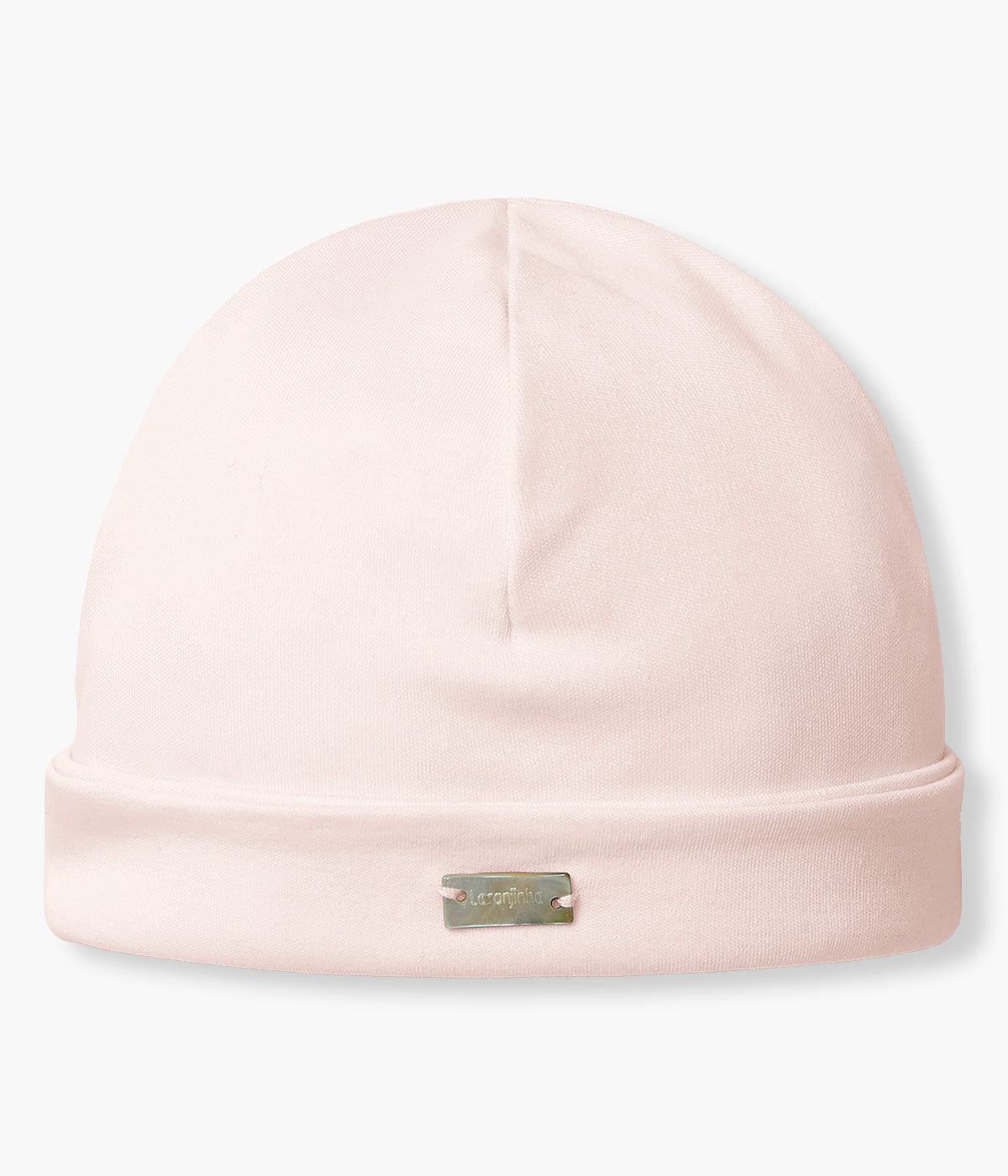 Vista de frente do gorro duplo em algodão rosa da Laranjinha para bebé menina e recém-nascida, 100% algodão. Delicado gorro com dobra a toda a volta, interior sem costuras e pequena chapa em madrepérola na frente.