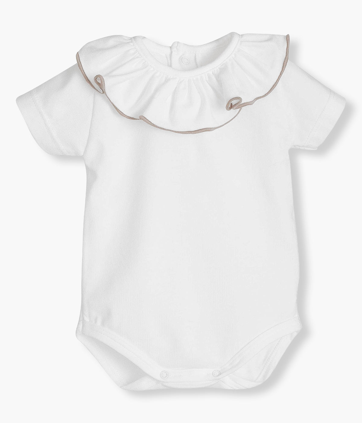 Body de manga comprida em algodão branco da Calamaro Baby para bebé e recém-nascido(a). Gola folho com rebordo em bege. Abertura com molas de pressão nas costas e entrepernas para vestir facilmente.