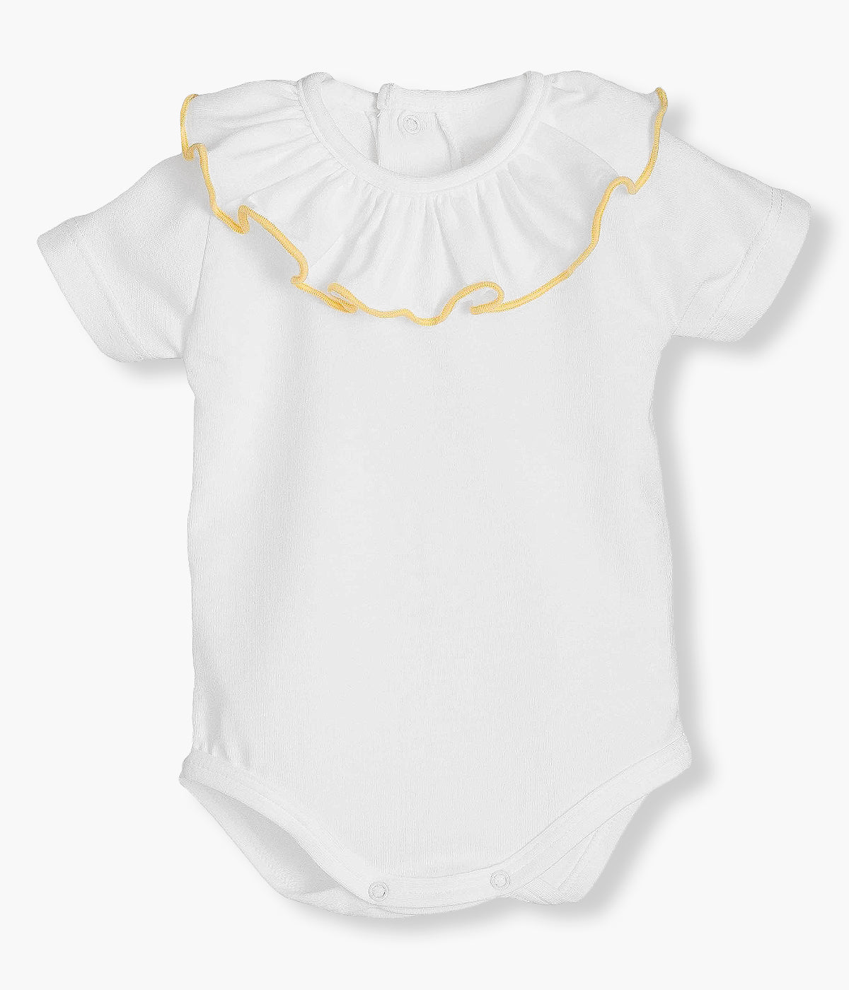 Vista de frente body de manga comprida em algodão branco da Calamaro Baby para bebé e recém-nascido(a). Gola folho com rebordo em amarelo. Abertura com molas de pressão nas costas e entrepernas para vestir facilmente.