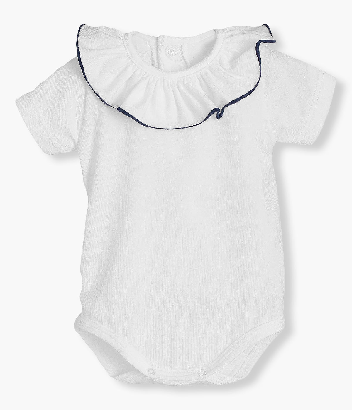 Vista de frente body de manga comprida em algodão branco da Calamaro Baby para bebé e recém-nascido(a). Gola folho com rebordo em azul-marinho. Abertura com molas de pressão nas costas e entrepernas para vestir facilmente.