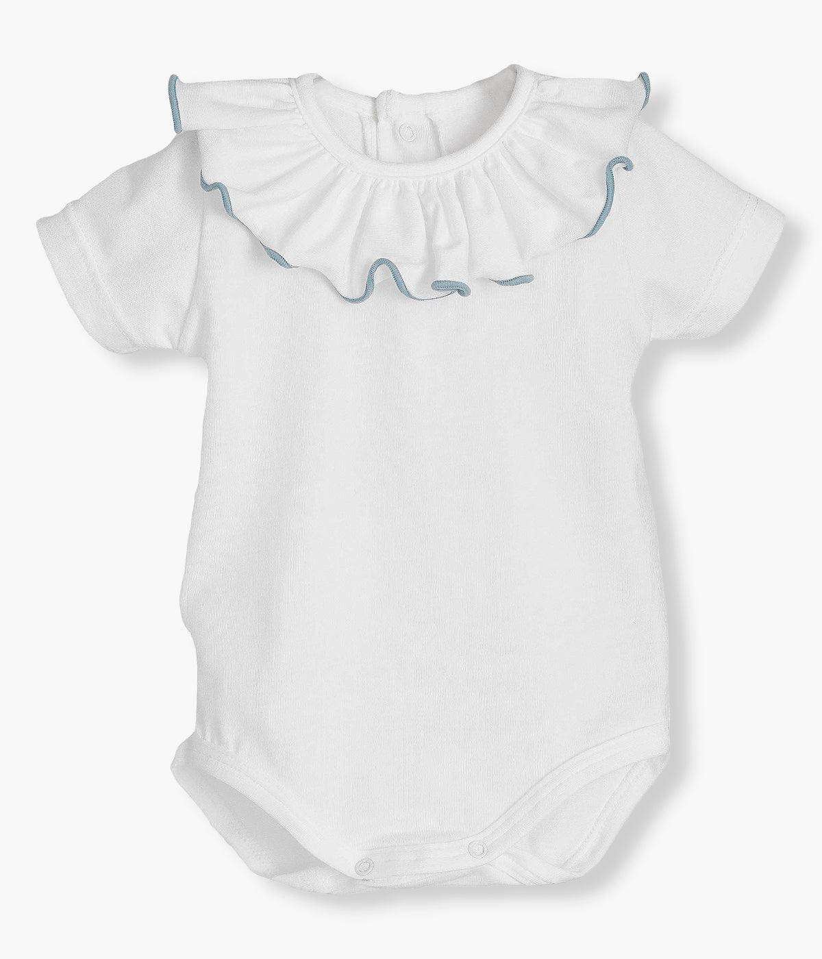 Vista de frente body de manga comprida em algodão branco da Calamaro Baby para bebé e recém-nascido(a). Gola folho com rebordo em azul-turquesa. Abertura com molas de pressão nas costas e entrepernas para vestir facilmente.