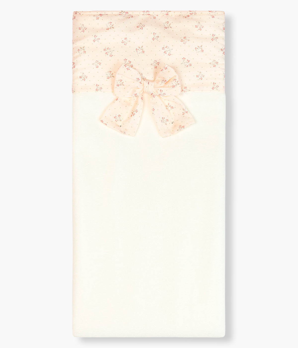 Vista frontal da manta em veludo pérola da Baby Gi para bebé menina e recém-nascida. Quentinha manta com detalhe em tecido e laço rosa com padrão pequenas flores.