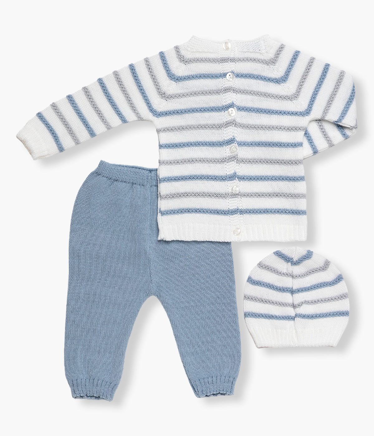 Vista de costas do conjunto em malha azul e branco da Juliana para bebé e recém‑nascido(a), composto por camisola, calças e gorro. Camisola e gorro brancos com riscas em dois tons de azul. Calças lisas sem pés azuis.