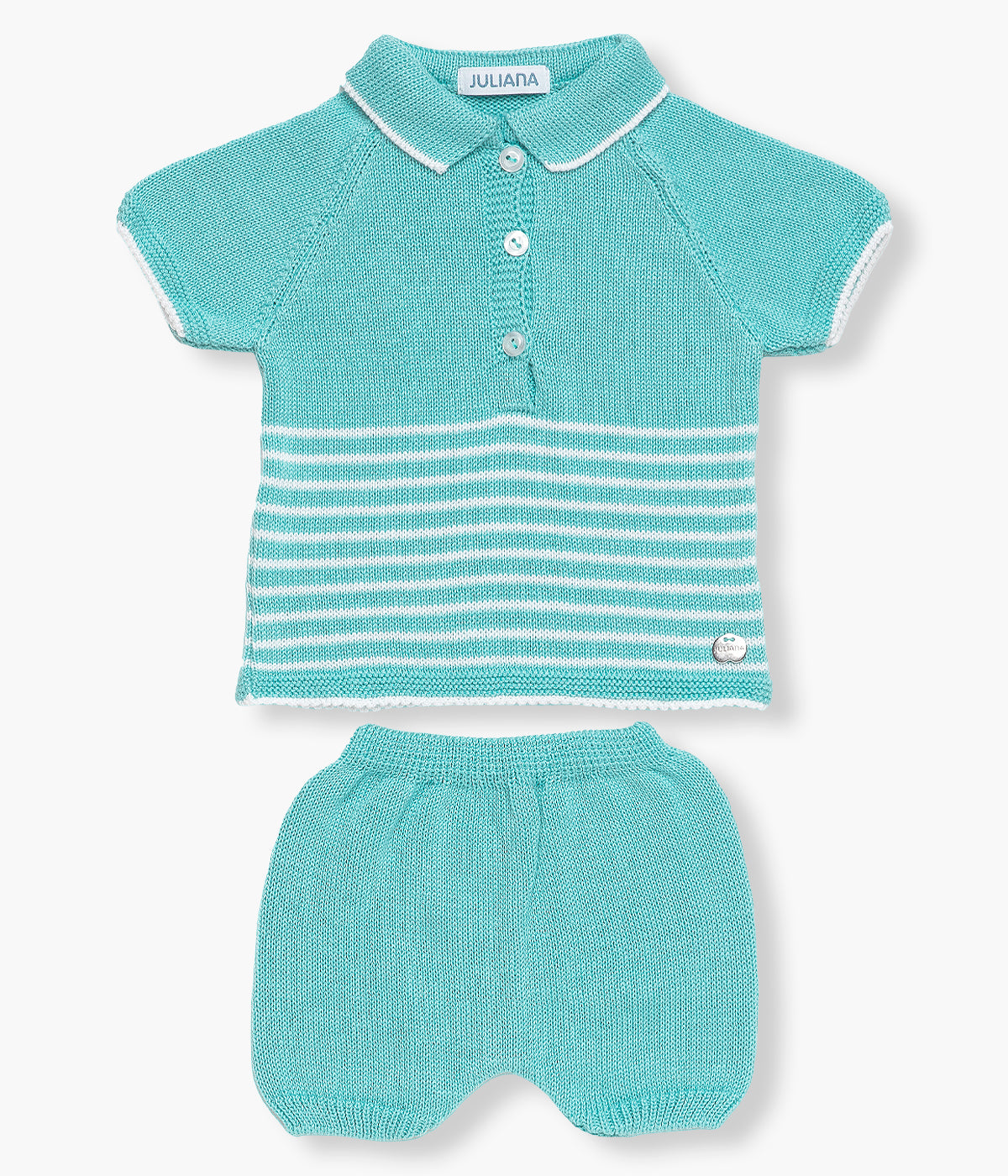 Vista de frente do conjunto em malha verde-água da Juliana para bebé menino e recém‑nascido, composto por camisola e calção. Camisola de manga curta com gola tipo polo e riscas brancas na gola, mangas e na parte inferior. Calção liso a combinar.