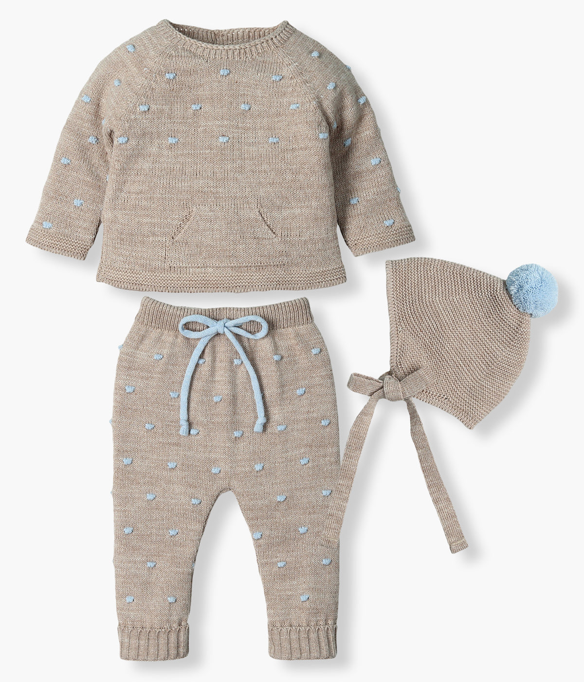 Conjunto de 3 peças em malha castanho da Mac Ilusión composto por camisola, calças e gorro para bebé e recém-nascido(a). Camisola e calças com bolinhas com relevo azuis. Touca com pompom.