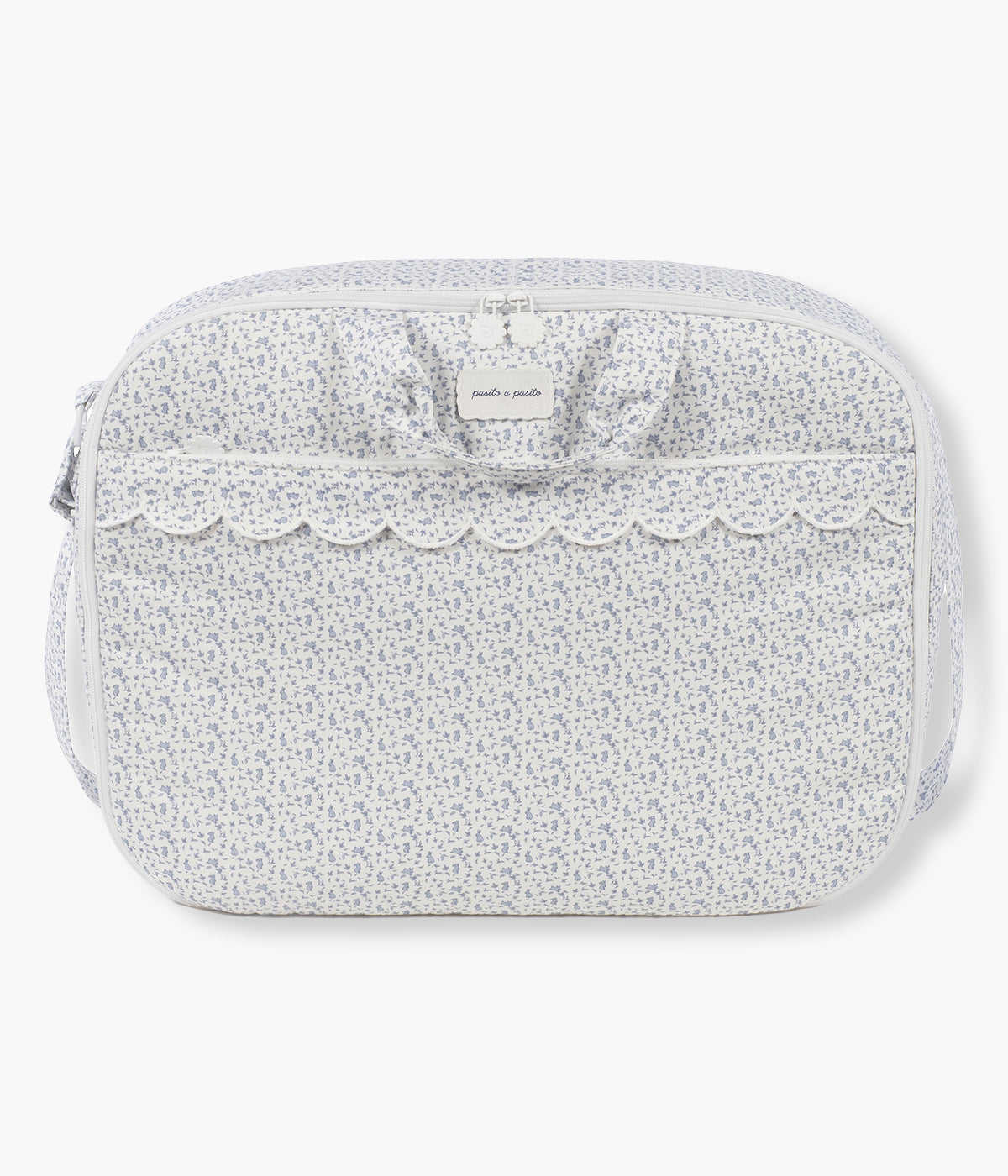 Vista frontal da mala de maternidade retangular Maison Tender Rabbits da Pasito a Pasito. Elegante mala branca com padrão coelhos azuis que combina um design delicado com a capacidade e organização necessárias para preparar a chegada do bebé. 